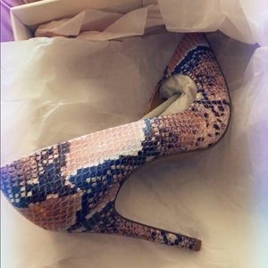 Pink snake skin pumps